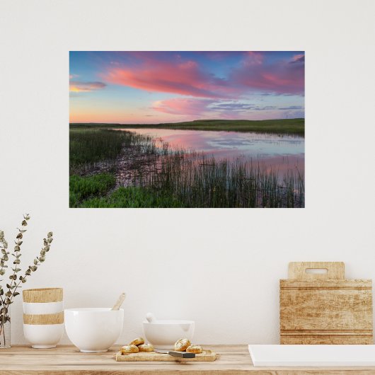 草原の池が日の出の鮮やかな雲を反射 ポスター (キッチン)