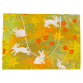 草原の白いバンニー ラージペーパーバッグ (裏面)