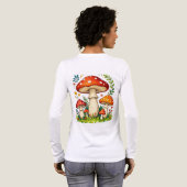草原の野生のきのこや花 トライブレンドTシャツ (背面全体)