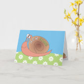 草地のグリーティングカードに登場する、かわいいカタツムリ カード (黄色い花)