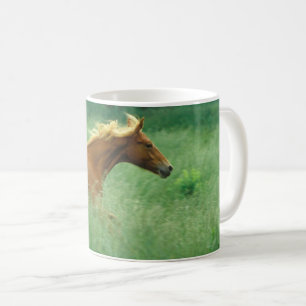 草地を抜け走たヤングスタリオン コーヒーマグカップ
