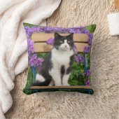 草花のある庭の椅子に座るタキシード猫 クッション (ブランケット)