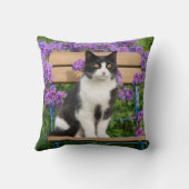 草花のある庭の椅子に座るタキシード猫 クッション (裏面)