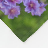 草花のある庭の椅子に座るタキシード猫 フリースブランケット (角)