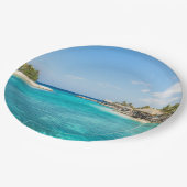 草葺き小屋を持つゴージャスブルーの熱帯ビーチ ペーパープレート (アングル)