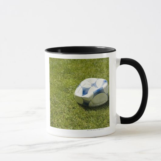草、ドイツの平らなサッカーボール マグカップ (右)