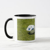 草、ドイツの平らなサッカーボール マグカップ (左)