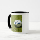 草、ドイツの平らなサッカーボール マグカップ (正面左)