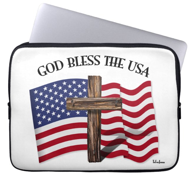 荒々しい十字架とアメリカ国旗付き「GOD BLESS THE USA」 ラップトップスリーブ (正面)
