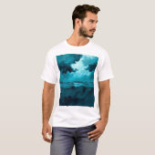 荒々しい空の下の気まぐれな大海の波 – 抽象的な海 Tシャツ (正面フル)