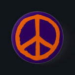 荒いピースマーク-濃紫色のオレンジ 缶バッジ<br><div class="desc">チョークの効果のオリジナルから作成され、最高の影響のための大きいベクターイメージに変えられる大きく荒い手描きのピースマーク。</div>