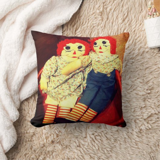 荒れ果てたアンとアンディの人形 クッション (ブランケット)