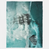 荒れ狂う海に船を沈める フリースブランケット (正面)