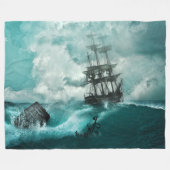 荒れ狂う海に船を沈める フリースブランケット (正面(横))