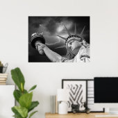 荒れ狂う空の下の女性の自由 ポスター (ホームオフィス)