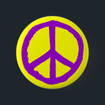 荒削り平和シンボル – 黄色の紫 缶バッジ<br><div class="desc">チョーク効果オリジナルから作成され、最大の影響を与える大きなベクトル図形に変換された大きな粗い手描き平和シンボル。</div>