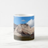 荒地の国立公園場面深く青い曇り空 モーフィングマグカップ (中央)