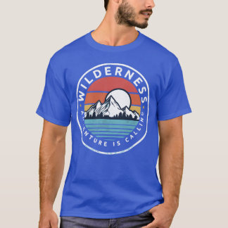 荒野の冒険があなたを呼んでいる ハイキング キャンピング ファミリー Tシャツ