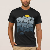 荒野の山のテントキャンパー Tシャツ (正面)
