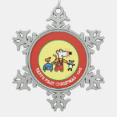 荷物との休暇の間準備ができているMaisy スノーフレークピューターオーナメント (正面)