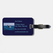 荷物のラベルを破っているザトウクジラ ラゲッジタグ (裏面横)