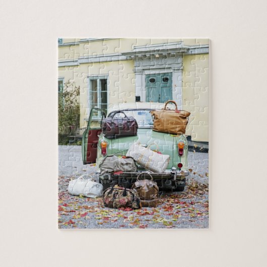 荷物の多いヴィンテージ車 ジグソーパズル (縦)