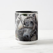 荷車を引く馬842 ツートーンマグカップ (中央)
