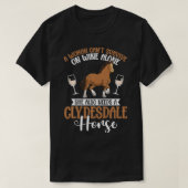 荷車を引くClydesdaleの馬とワインの恋人デザイン Tシャツ (デザイン正面)