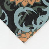 菊黒背景、フローラヴィンテージ。 フリースブランケット (角)