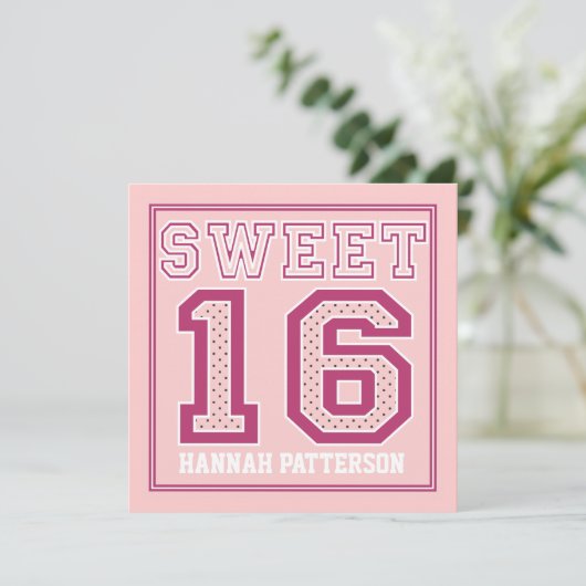 菓子16のスポーティな女の子のジャージーの均一ピンクの点のパーティー 招待状 (スタンド正面)