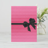 菓子16の誕生日の魅力的なピンクのグリッターの黒の弓 招待状 (スタンド正面)