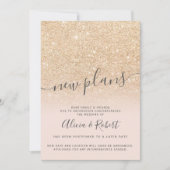 華やかなゴールドのグリッター ピンクの新しい計画は延期になった 招待状 (正面)