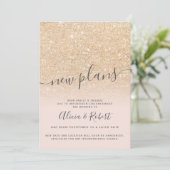 華やかなゴールドのグリッター ピンクの新しい計画は延期になった 招待状 (スタンド正面)