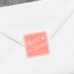 華やかなタイポグラフィコーラルサーモンSave the Date スクエアシール<br><div class="desc">このスタイリッシュサンゴモダンサケの日付広場のシールを保存する渦巻き繁栄タイポグラフィの中で「日付を保存すモダンる」という言葉を特徴とする。封筒を封印したり、バッグや装飾に使用する。一致をチェックする日付の招待と他の一致するパーティー商品を私の店に保存する – > http://www.zazzle.com/collections/flourish_typography_salmon_coral_bridal_wedding-119589645741233402?rf=238364477188679314プレースホルダ文字を置き換えて詳細でパーソナライズする。その他のオクリックプションにはカスタマイズ「it」ボタン。*ズームプレビューに表示されるZazzle透かしは、最終印刷製品には表示されないことに注意。©ローズウッド、柑橘類</div>