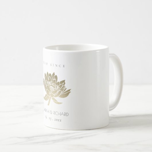 華やかな淡い色の金ゴールドホワイトロータス日付のギフトを保存 コーヒーマグカップ (正面右)