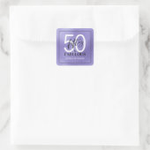 華やかな紫色のスクリプトで50歳の誕生日をお祝い Fifty & Fabulous スクエアシール (バッグ)
