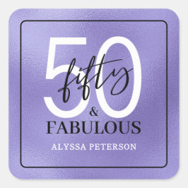 華やかな紫色のスクリプトで50歳の誕生日をお祝い Fifty & Fabulous スクエアシール