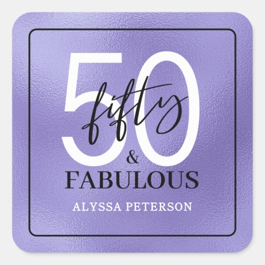 華やかな紫色のスクリプトで50歳の誕生日をお祝い Fifty & Fabulous スクエアシール (正面)
