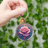 華やかな装飾に囲まれた鮮やかな薔薇の花 キーホルダー (手)