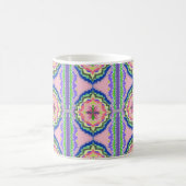 華やぐ彩り曼荼羅: ピンクとエメラルドの万華鏡 コーヒーマグカップ (中央)