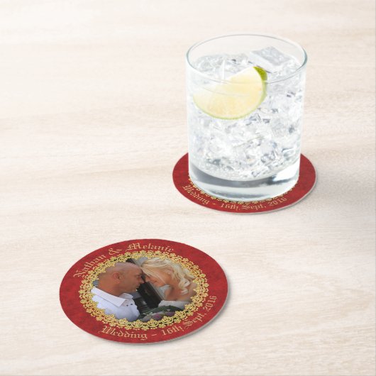 華美な赤および金ゴールド ラウンドペーパーコースター (インサイチュ)