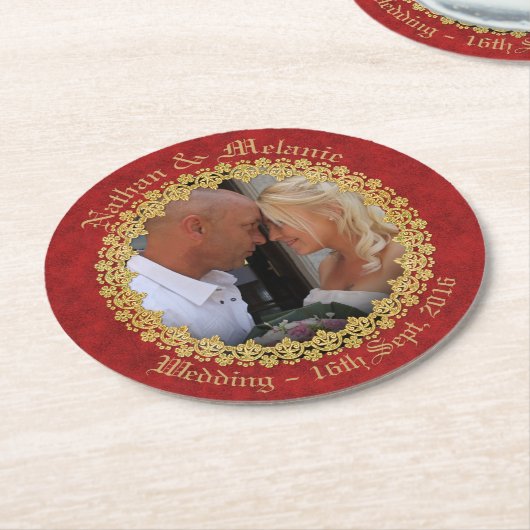 華美な赤および金ゴールド ラウンドペーパーコースター (アングル)