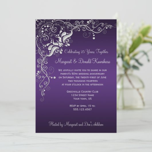 華美な銀製の花柄第25の暗い紫色は渦巻きます 招待状 (スタンド正面)