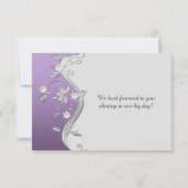華麗なパープル ラベンダー シルバー フラワー スワール RSVP 招待状 (裏面)
