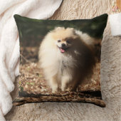 落ちたな葉で小走りに走るポメラニア犬 クッション (ブランケット)