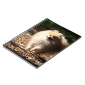 落ちたな葉で小走りに走るポメラニア犬 ノートブック (左側)