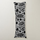 落ちた離れグレー上の大きいパターン黒 ボディピロー (正面縦)