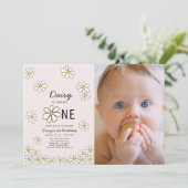 落ちるデイジー 花 ピンク フォト 1歳誕生日 招待状 (スタンド正面)