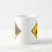 落ちるヒツジの地帯のハイウェーの印 コーヒーマグカップ (中央)