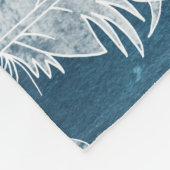 落ちる白い羽、青い水色。 フリースブランケット (角)